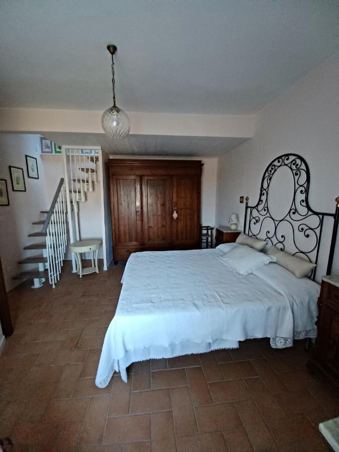 Casa Vacanze L'Acquerello Lari Eksteriør bilde